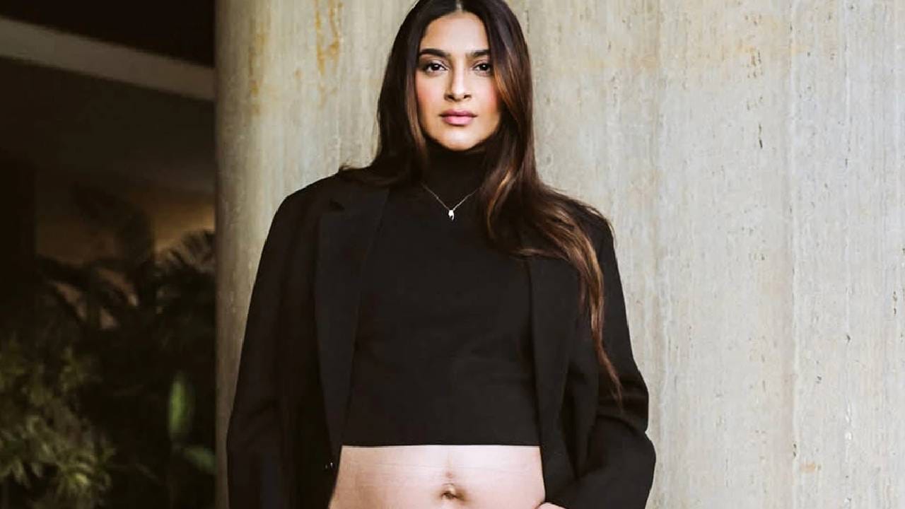 क्रॉप टॉप बेबी बंप फ्लॉन्ट करताना सोनम दिसत आहे. यावेळी तिने काही जबरदस्त अशा फोटोसाठी पोझ देखील दिल्या. सोनमचे चाहते मोठ्या प्रमाणात तिच्या या फोटोवर कमेंट करत आहेत.