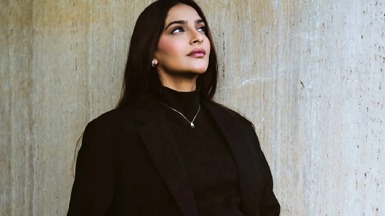 सोनम कपूर हिने मॅटरनिटी फोटोशूट केले. ऑल ब्लॅक आऊटफिटमध्ये सोनम कपूर दिसत आहे. तिचा हा लूक चाहत्यांना आवडला. ब्लॅक रंग अधिक उठून दिसत आहे. 