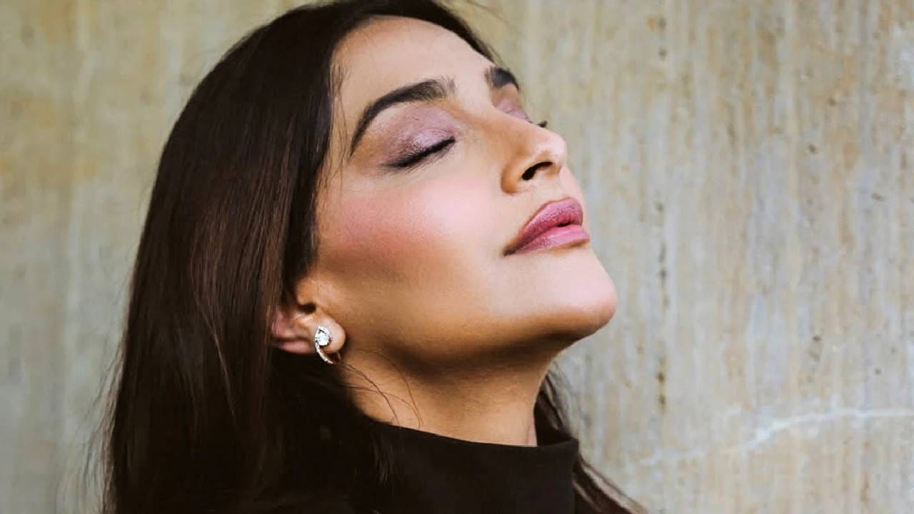 सोनम कपूर हिने 2022 मध्ये आपल्या मुलाचे स्वागत जगात केले. आता दुसऱ्यांदा सोनम कपूर आई बनणार आहे. सोनमच्या पहिल्या मुलाचे नाव वायु आहे.