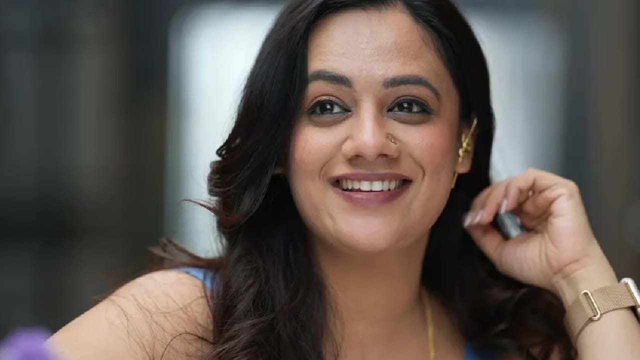 यासोबतच तिने गळ्यात नाजूक दागिने आणि हातामध्ये गोल्डन वॉच घातली आहे. ज्यामुळे तिचा हा लूक एकदम परफेक्ट दिसत आहे. 