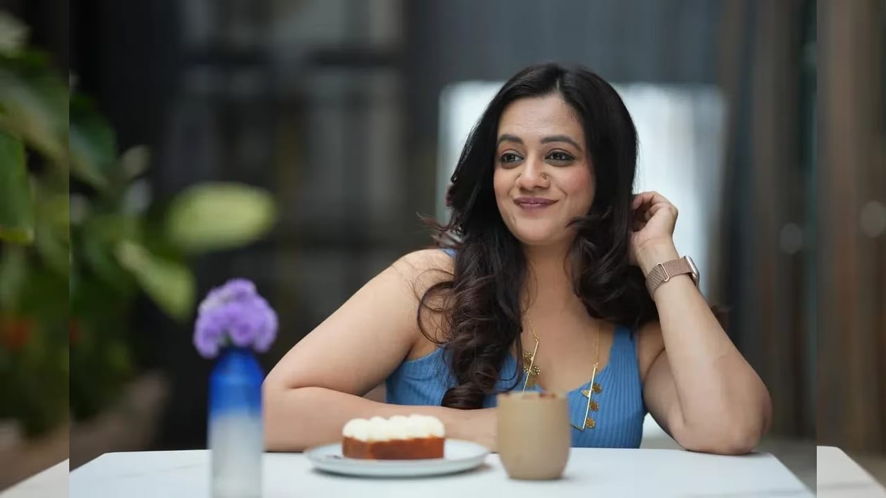 तिच्या या  फ्रेश आणि ग्लॅमरस लुकने चाहत्यांचे लक्ष वेधून घेतले आहे. यामध्ये तिने निळ्या रंगाचा स्टायलिश ड्रेस परिधान केला आहे ज्यात ती खूपच सुंदर दिसत आहे.