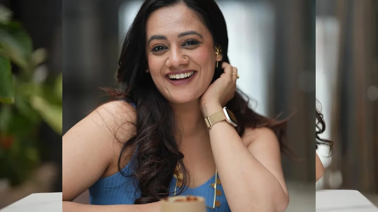 स्पृहाच्या नवीन हेअरस्टाईलने तिच्या लुकमध्ये आणि सौंदर्यामध्ये एक वेगळीच चमक आली आहे. जी पाहून चाहते देखील तिचे कौतुक करत आहे. 