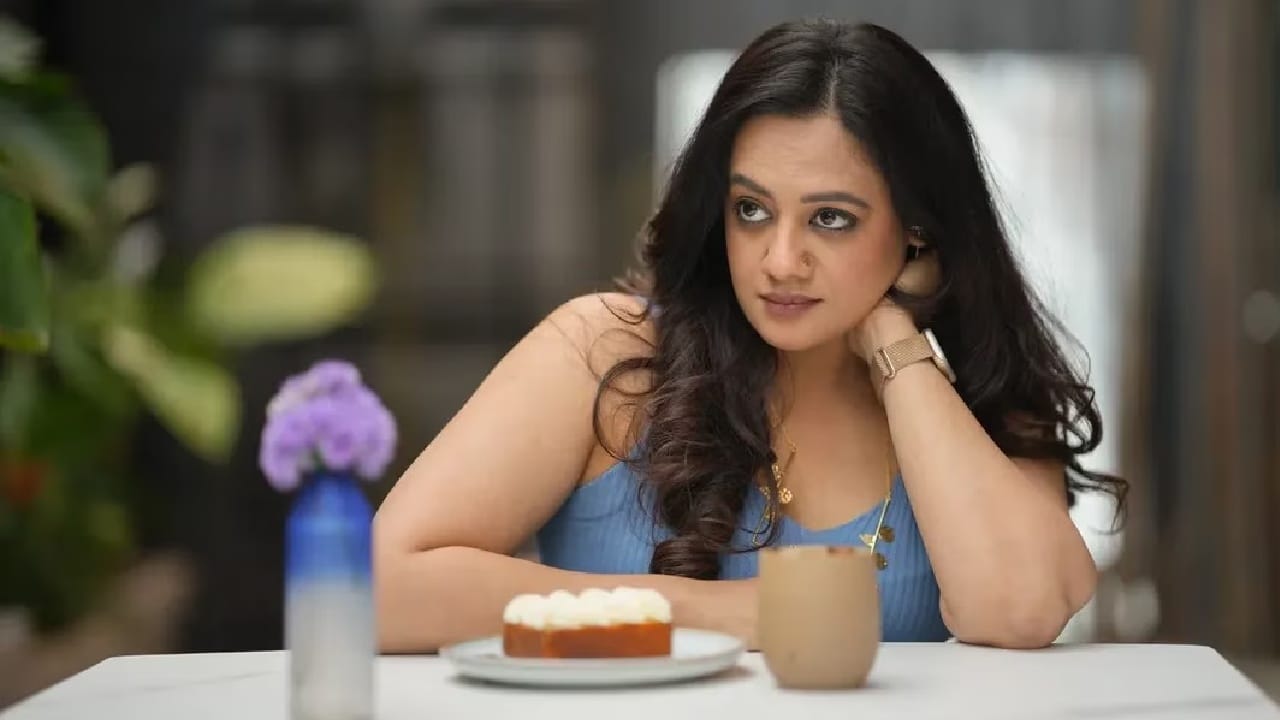 मराठी अभिनेत्री स्पृहा जोशी तिच्या सौंदर्य आणि अभिनयामुळे सोशल मीडियावर प्रचंड चर्चेत असते. अशातच ती पुन्हा एकदा चर्चेत आली आहे. 