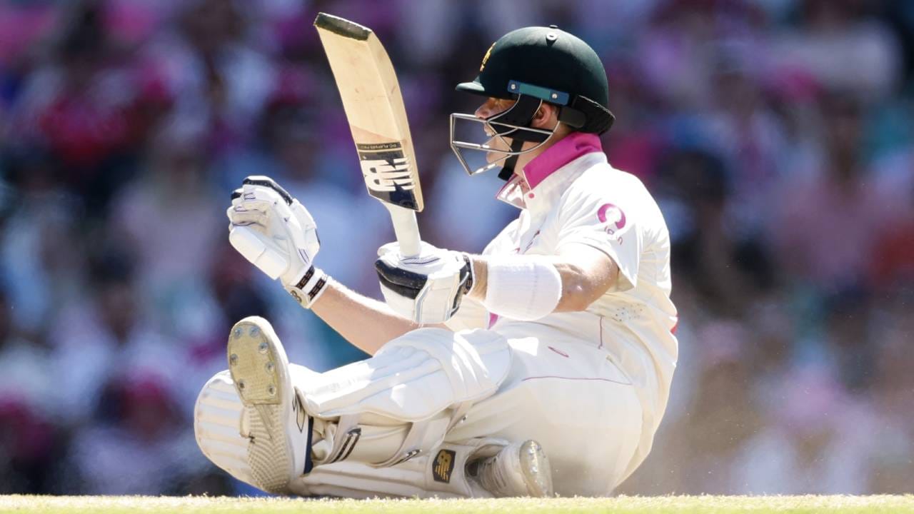 स्टीव्ह स्मिथ एशेज मालिकेत सर्वाधिक धावा करणारा दुसरा फलंदाजही बनला. याआधी इंग्लंडचा फलंदाज जॅक हॉब्स या यादीत दुसऱ्या क्रमांकावर होता. इंग्लंडसाठी 41 अ‍ॅशेस कसोटी सामने खेळणाऱ्या जॅक हॉब्सने 71 डावांमध्ये 12 शतकांसह एकूण 3636 धावा केल्या. (Photo- ICC Twitter)