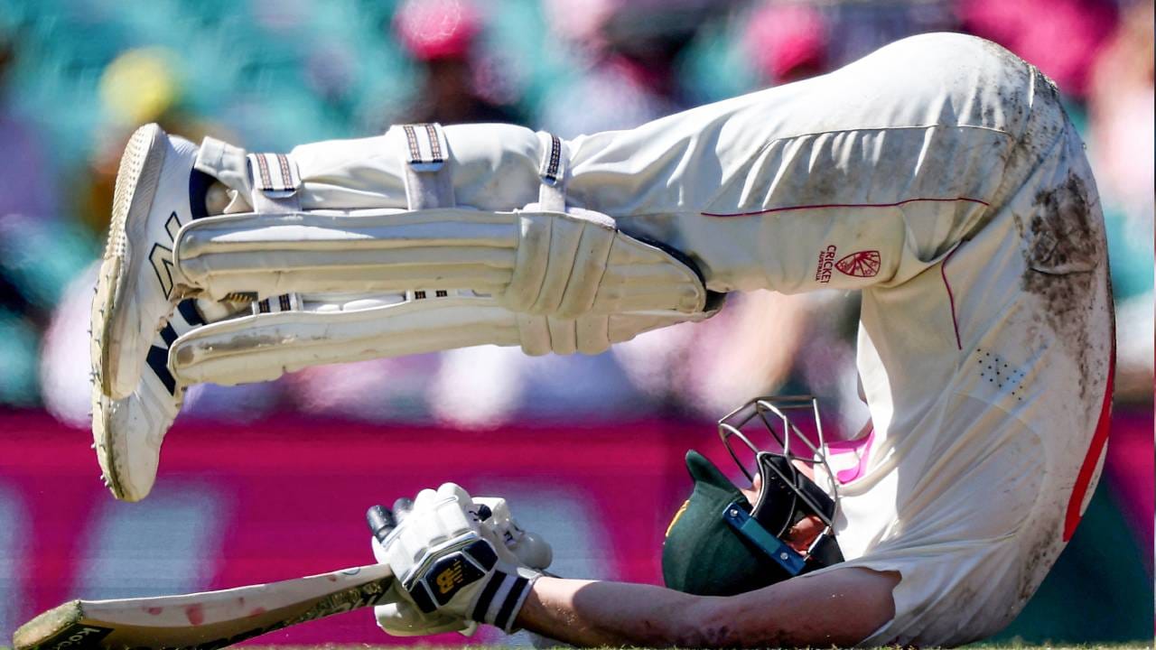 ऑस्ट्रेलियन दिग्गज डॉन ब्रॅडमन अव्वल स्थानावर आहेत. इंग्लंडविरुद्धच्या कसोटी मालिकेत 63 डाव खेळणारे डॉन ब्रॅडमन यांनी एकूण 19 शतके झळकावली. आता, स्टीव्ह स्मिथ 73 डावांमध्ये 13 शतकांसह या यादीत दुसऱ्या स्थानावर पोहोचला आहे. (Photo- ICC Twitter)