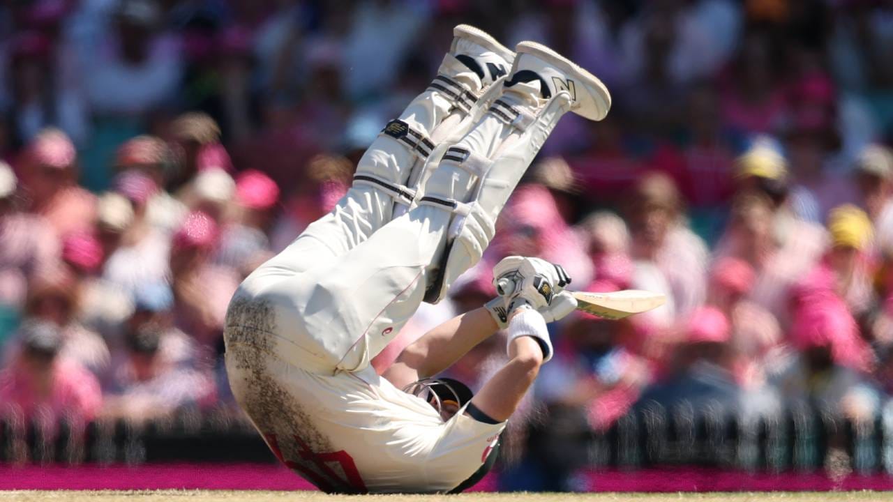 ऑस्ट्रेलियाचा कर्णधार स्टीव्ह स्मिथ पाचव्या क्रमांकावर फलंदाजीला आला. सुरुवातीपासूनच आपल्या कलात्मक फलंदाजीने लक्ष वेधून घेणाऱ्या स्मिथने 166 चेंडूत आपले शतक पूर्ण केले. या शतकासह एशेज मालिकेच्या इतिहासात सर्वाधिक शतके करणारा दुसरा फलंदाज ठरला आहे. (Photo- ICC Twitter)