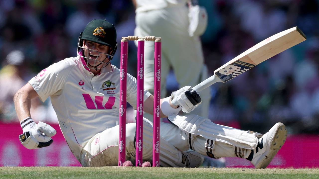 सिडनी क्रिकेट ग्राउंडवर खेळल्या जाणाऱ्या या सामन्यात इंग्लंडने नाणेफेक जिंकून प्रथम फलंदाजी करत निर्णय 384 धावा केल्या. ऑस्ट्रेलियाने तिसऱ्या दिवसाअखेर 7 विकेट गमावून 518 धावा केल्या आहेत. तसेच पहिल्या डावात 134 धावांची आघाडी घेतली आहे.स्टीव्ह स्मिथने या सामन्यात 37 वे शतक झळकावले. या शतकासह स्मिथने अ‍ॅशेस मालिकेतील एक खास टप्पा ओलांडला आहे. (Photo- ICC Twitter)