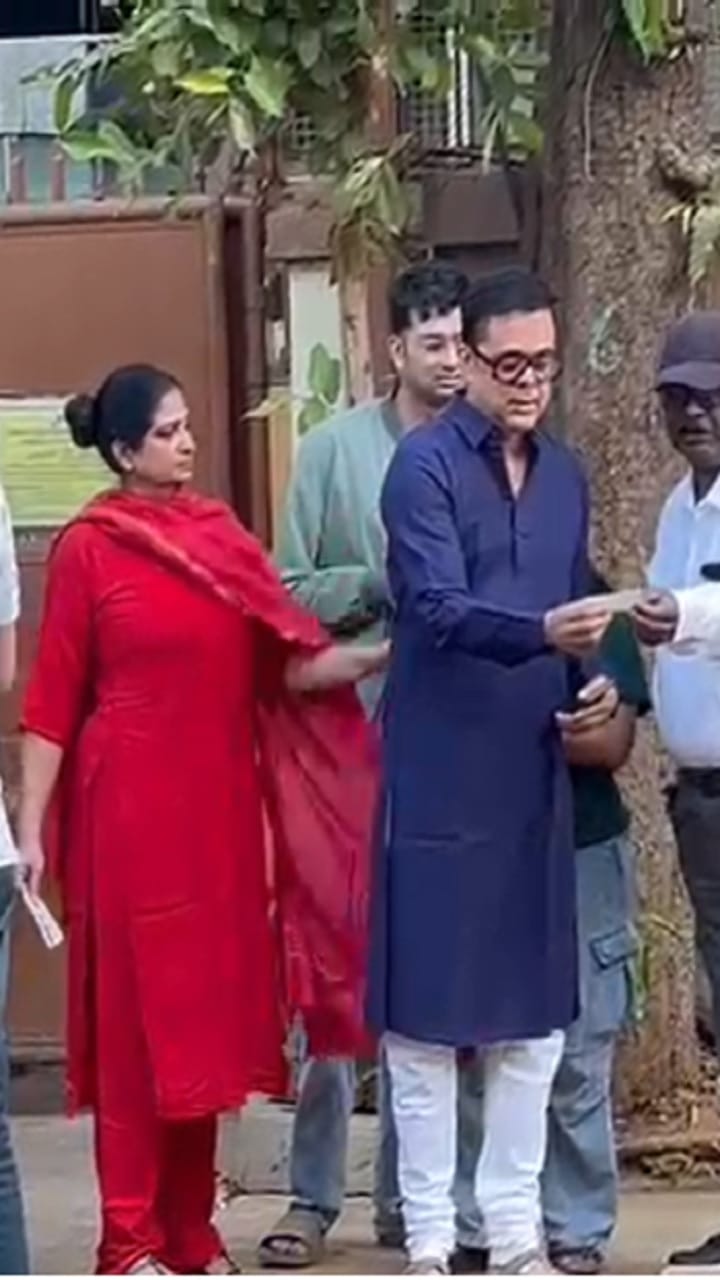 अभिनेते सुमीत राघवन आणि अभिनेत्री चिन्मयी सुमीत यांनी देखील मतदानाचा हक्क बजालला आहे. विलेपार्ले येथील मतदान केंद्रावर त्यांनी मतदान केलं आहे. त्यांचे फोटो आणि व्हिडीओ देखील आता समोर आले आहेत