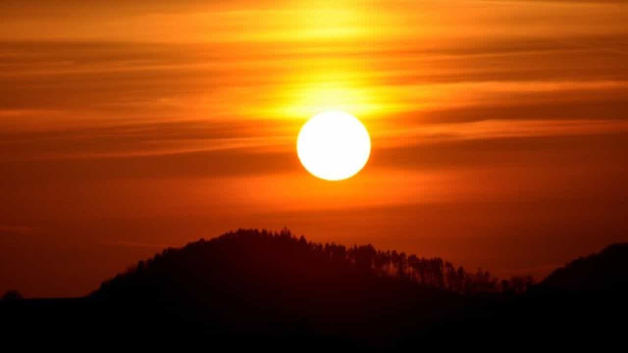 किरिबाती : प्रशांत महासागरातील किरिबाती देशाचा 'लाईन आयलंड्स' हा भाग असा आहे, जिथे जगातील सर्वात आधी सूर्योदय होतो. विशेषतः येथील 'मिलेनियम आयलंड' हे ठिकाण सर्वात आधी नवीन दिवसाचे स्वागत करते.