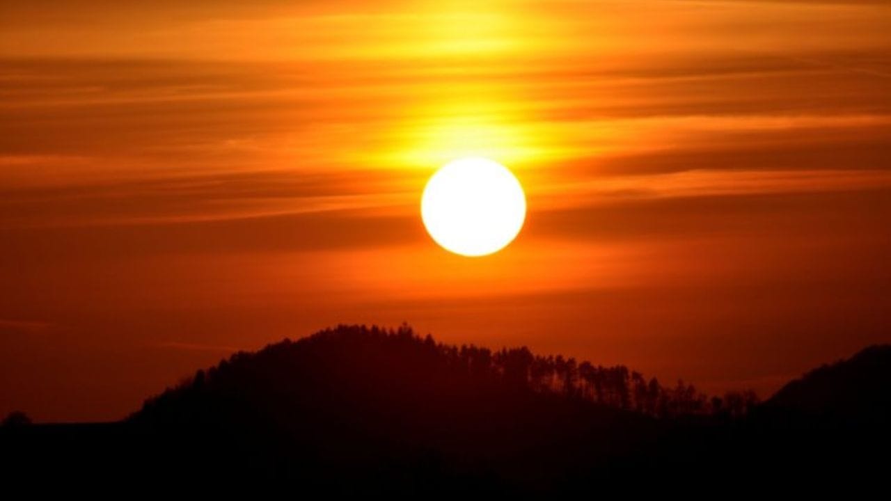 किरिबाती : प्रशांत महासागरातील किरिबाती देशाचा 'लाईन आयलंड्स' हा भाग असा आहे, जिथे जगातील सर्वात आधी सूर्योदय होतो. विशेषतः येथील 'मिलेनियम आयलंड' हे ठिकाण सर्वात आधी नवीन दिवसाचे स्वागत करते.