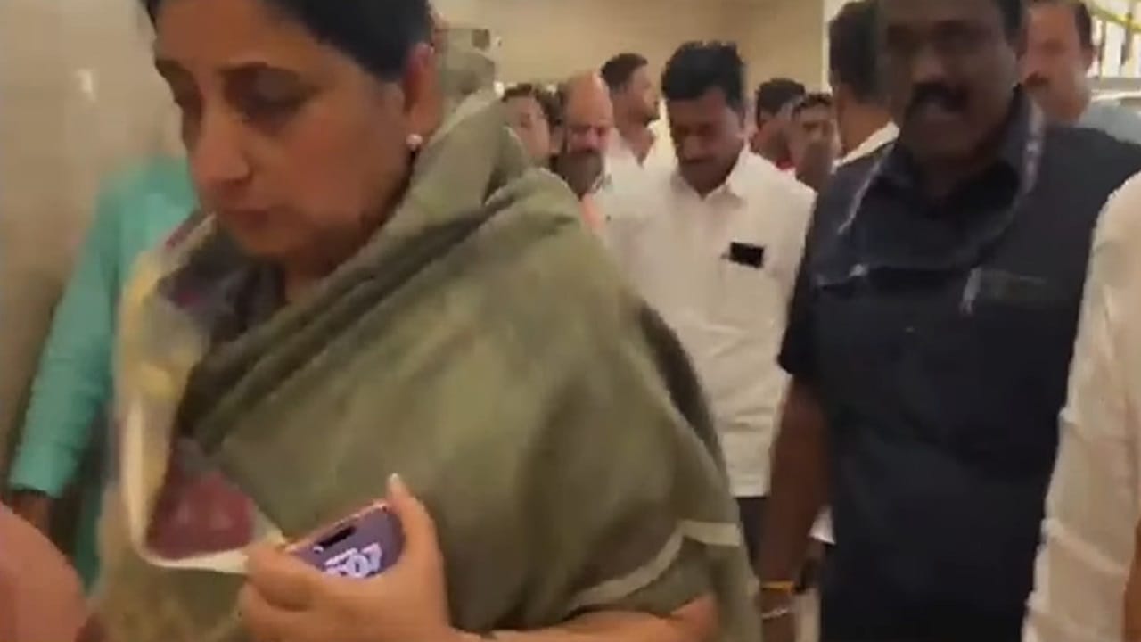 अजित पवार यांच्या निधनानंतर विधान भवनात आलेल्या सुनेत्रा पवार यांचा पहिला फोटो समोर आला आहे. यावेळी त्यांच्यासोबत मुलगा जय पवार देखील आहेत. सोबतच राष्ट्रवादी गटाचे सर्व नेते आणि आमदार याठिकाणी आहेत.