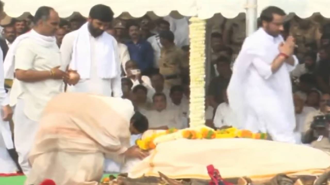 त्यासाठी सकाळी आठ वाजून दहा मिनिटांनी अजित पवार यांच्या विमानाने मुंबईहून उड्डाण केलं. मात्र सकाळी पावणेनऊच्या सुमारास हे विमान धावपट्टीवर उतरण्याऐवजी आधीच कोसळलं आणि आगीच्या भक्ष्यस्थानी पडलं. 
