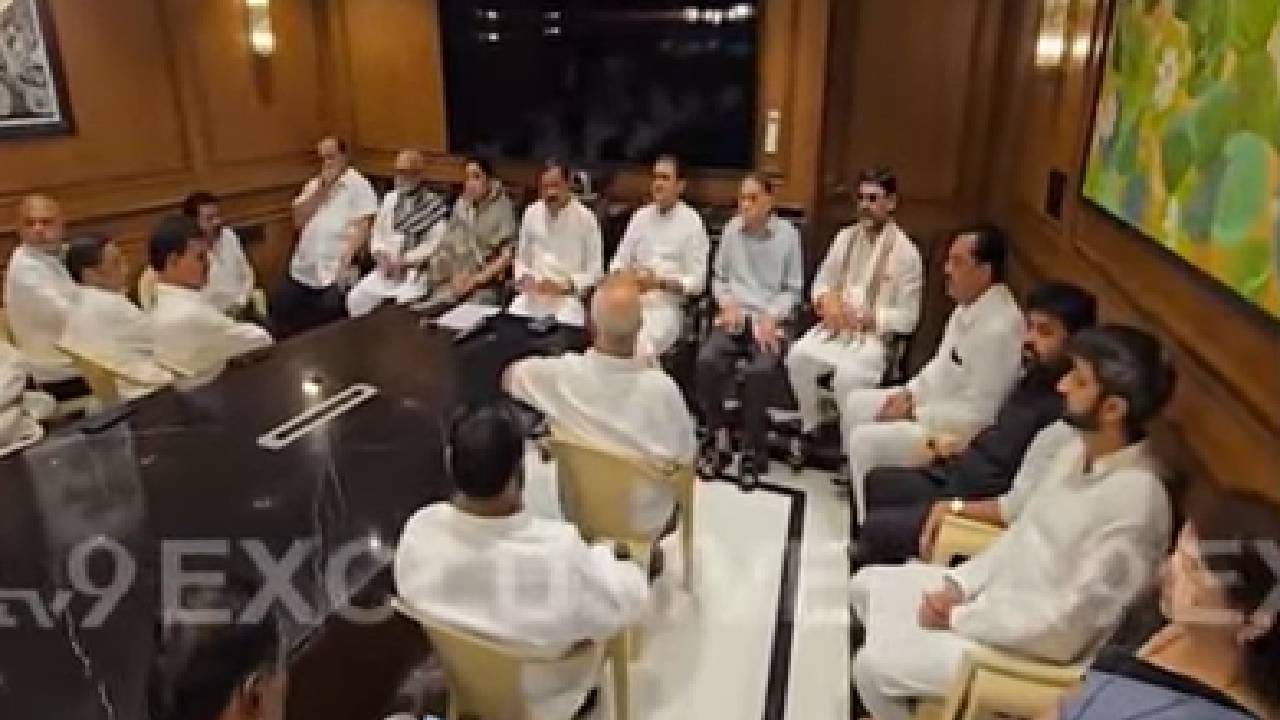 या सर्व घडामोडी घडत होत्या, त्यावेळी जय पवार आणि सुनेत्रा पवार मुंबईत होते. काल रात्रीच ते मुंबईत दाखल झाले. पार्थ पवार बारामतीमध्ये होते. त्यांनी गोविंद बाग येथे जाऊन शरद पवार आणि सुप्रिया सुळेंची भेट घेतली. 