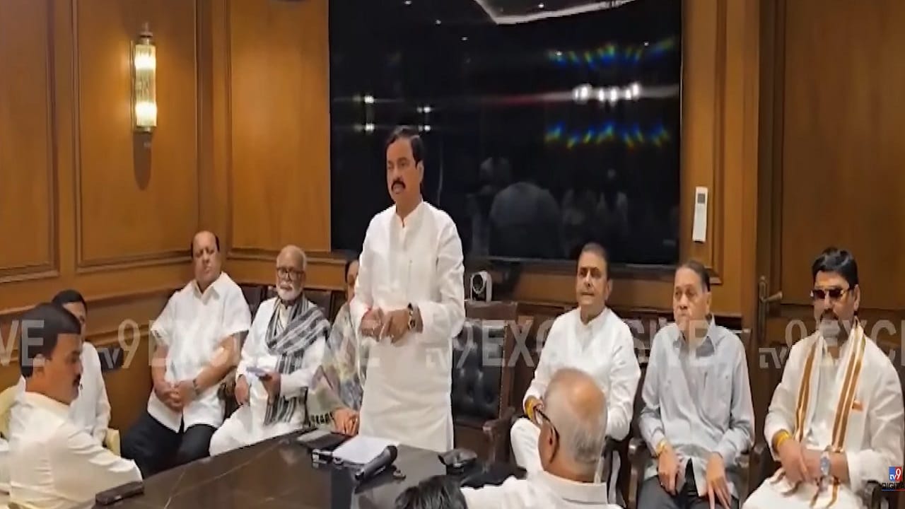 शनिवारी दुपारी 2 च्या सुमारास विधिमंडळात राष्ट्रवादी काँग्रेस पार्टीची बैठक पार पडली. यात सुनेत्रा पवार यांची राष्ट्रवादीच्या आमदारांनी एकमताने विधिमंडळ नेतेपदी निवड केली. राष्ट्रवादी काँग्रेस पार्टीचे एकूण 42 आमदार आहेत.