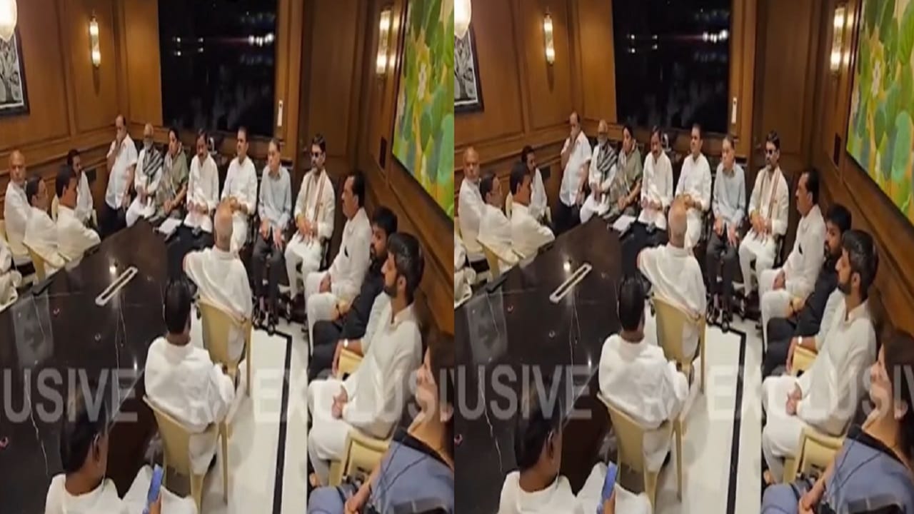 सुनेत्रा पवाराांची एकमतानं राष्ट्रवादीच्या गटनेतेपदी निवड करण्यात आली आहे. बैठकीत दिलीप वळसे पाटलांनी सुनेत्रा पवारांच्या नावाचा प्रस्ताव मांडळ्यानंतर त्यांची. गटनेतेपदी निवड करण्यात आली.