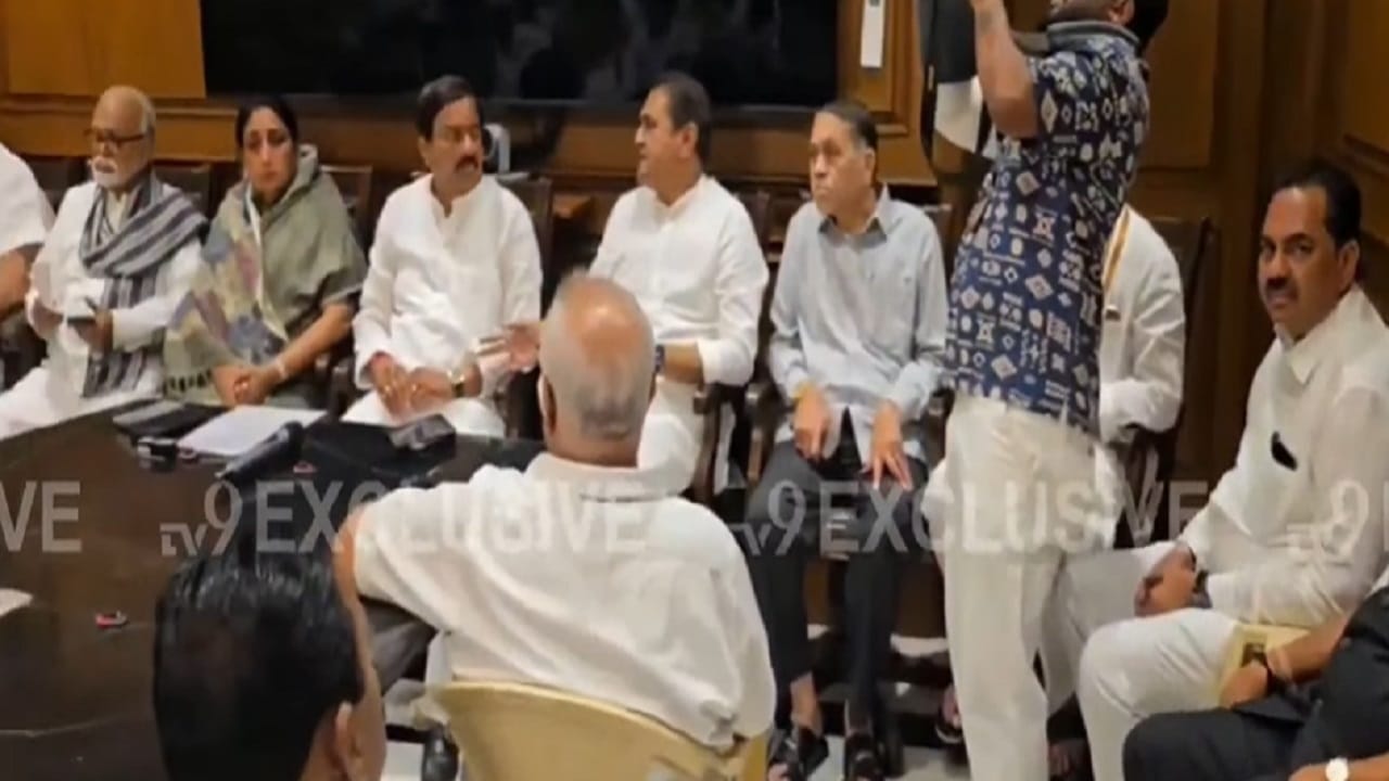 बैठकीत दिलीप वळसे पाटलांनी सुनेत्रा पवारांच्या नावाचा प्रस्ताव मांडला तर, छगन भुजबळ यांच्याकडून प्रस्तावाला अनुमोदन देण्यात आलं. सुनेत्रा पवार यांच्या नावाचा प्रस्ताव बैठकीत एकमताने मंजूर करण्यात आला.