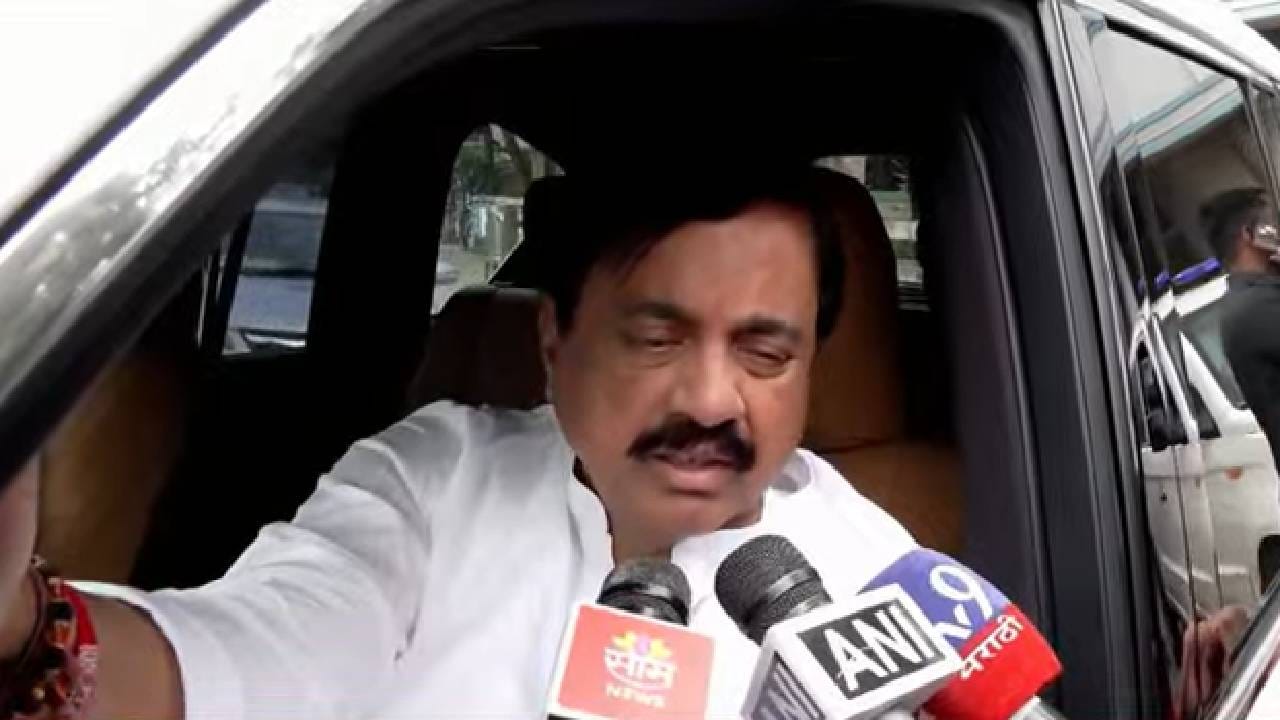 शरद पवार यांचा 12 तारखेचा दावा खोडून काढताना सुनील तटकरे  म्हणाले की, "बारामती येथे कृषी प्रदर्शन झालं. त्यानंतर चहापानासाठी बैठक झाली. त्याचवेळी अजित पवारांनी पत्रकार परिषद घेतली होती. त्या पत्रकार परिषदेत स्थानिक स्वराज्य संस्थांच्या निवडणुकीसंदर्भात चर्चा झाली असा त्यांनी सांगितलं होतं” 