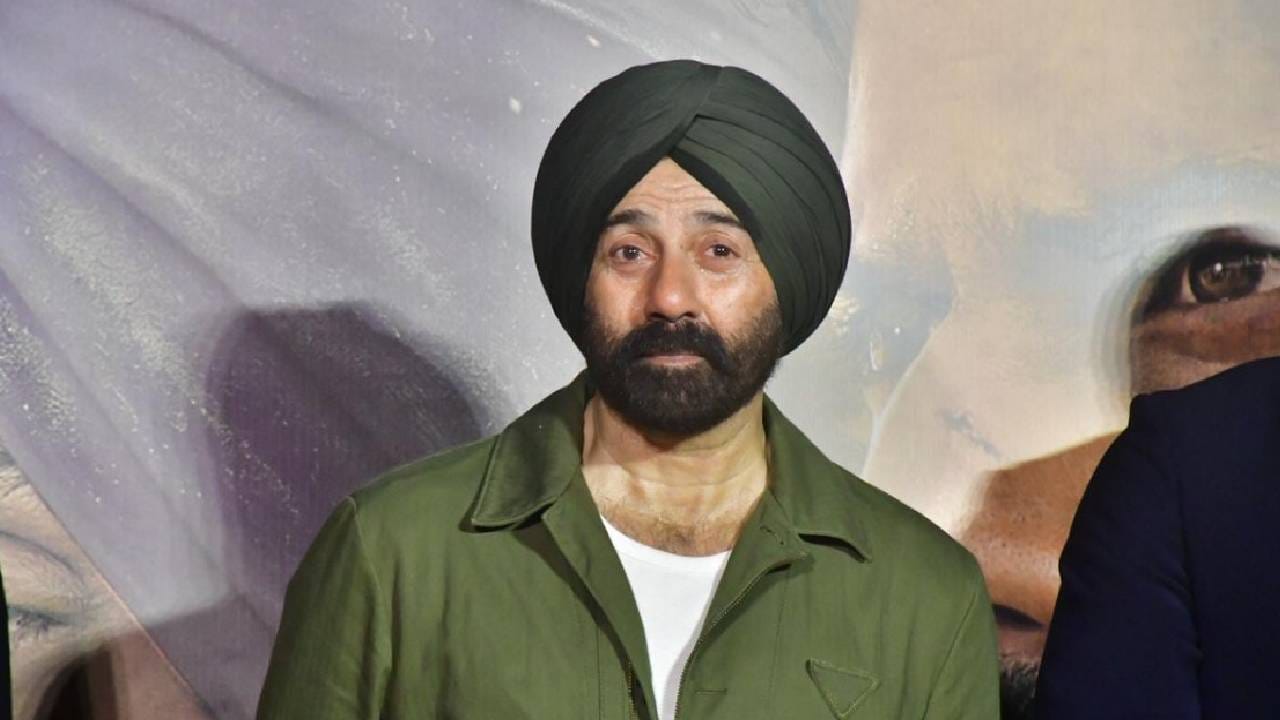 धर्मेंद्र यांनी जुहू इथल्या बंगल्यातच अखेरचा श्वास घेतला होता. त्यांची सुमारे 450 कोटी रुपयांची संपत्ती आहे. त्यांच्या निधनानंतर त्यांच्या मृत्यूपत्राबाबत काही चर्चा सुरू आहेत. धर्मेंद्र यांच्या संपत्तीतून हेमा मालिनी यांच्या दोन्ही मुलींनाही वाटा मिळणार असल्याचं कळतंय. 
