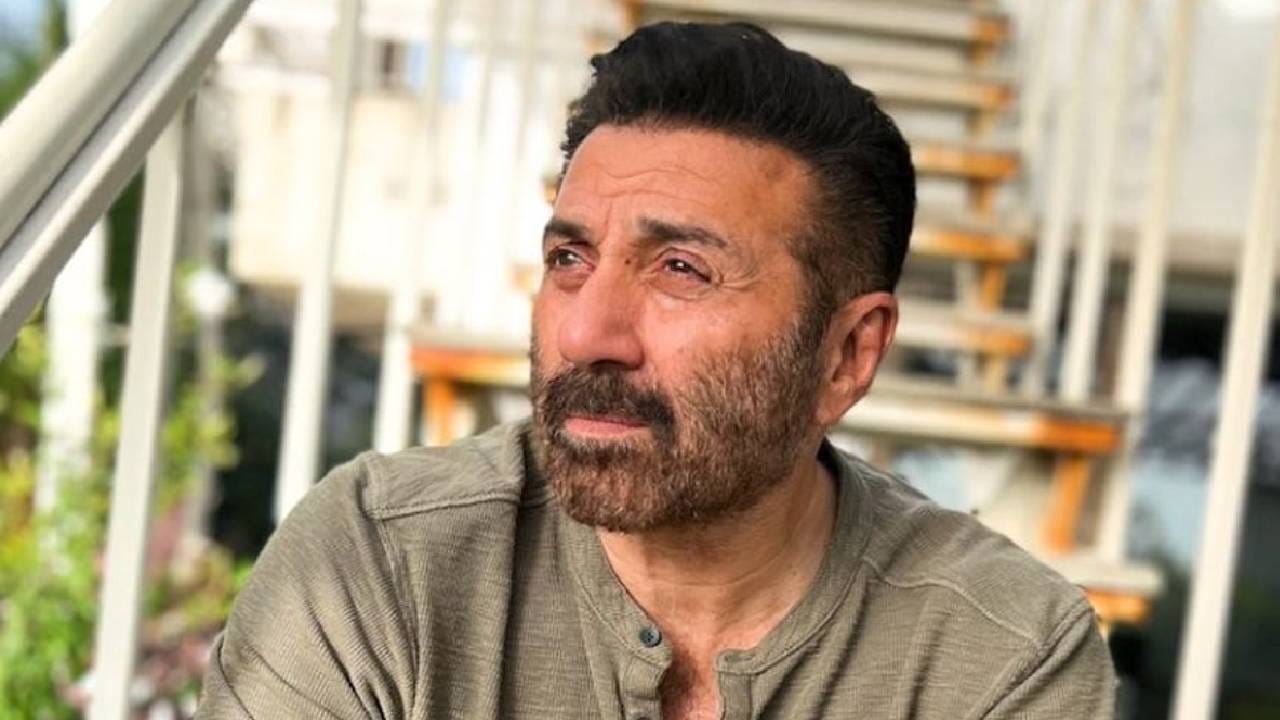 केवळ मुंबईतच नाही तर पंजाब आणि इंग्लंडमध्येही सनी देओलची काही मालमत्ता आहे. सध्या सनी जुहू इथल्या 'देओल हाऊस' या बंगल्यात राहत असून त्याचे मजले वाढवण्याचा विचार देओल कुटुंबीय करत आहेत. जवळपास 60 कोटी रुपयांच्या या बंगल्याचा एक मजला वाढविण्यात येणार आहे. 
