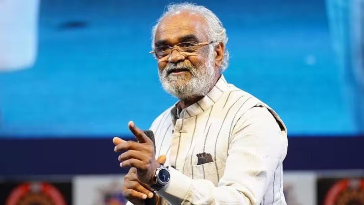 जेव्हा ते पहिल्यांदा सुरतमध्ये आले, तेव्हा त्यांच्या खिशात फक्त १२ रुपये होते, असे म्हटले जाते. सुरतमध्ये त्यांनी एका हिऱ्याच्या कारखान्यात काम करण्यास सुरुवात केली. त्यांचा पहिला पगार फक्त १७९ रुपये इतका होता. मात्र त्यांची जिद्द इतकी मोठी होती की त्या अल्प पगारातूनही ते दरमहा ३९ रुपयांची बचत करायचे.