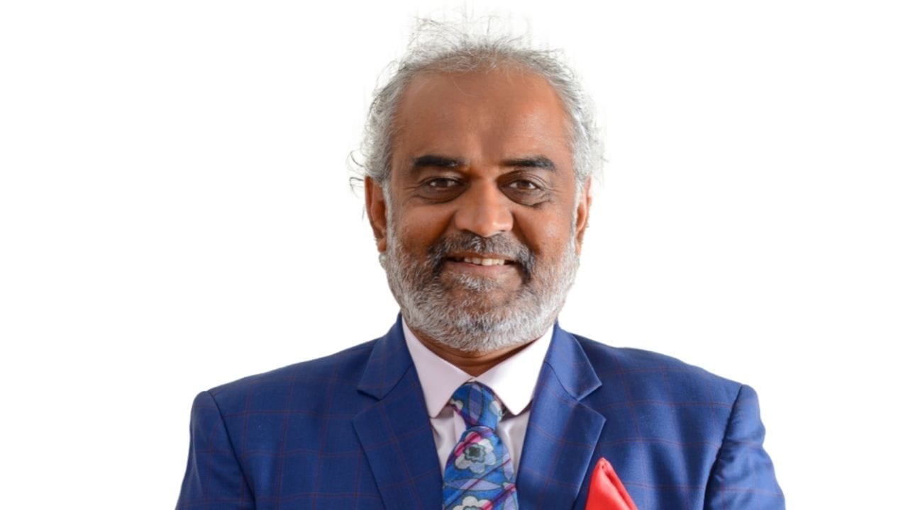 गुजरातच्या भूमीने देशाला अंबानी आणि अदानीं यांच्यासारखे दिग्गज उद्योगपती दिले, पण याच मातीत असा एक हिरा चमकला ज्याची यशोगाथा कोणत्याही चित्रपटाला मागे टाकेल. ते नाव म्हणजे सावजी ढोलकिया. सावजी ढोलकिया हे आज १६,००० कोटी रुपयांच्या साम्राज्याचे मालक आहेत. ढोलकिया यांनी आपल्या कारकिर्दीची सुरुवात अवघ्या १८० रुपये दर महिन्याच्या पगारावर केली होती.