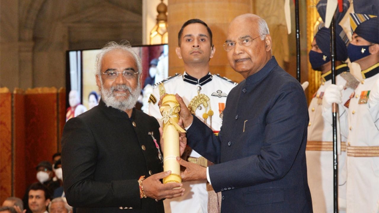 हिरे घासण्याचे कौशल्य आत्मसात केल्यानंतर, त्यांनी या व्यवसायात उतरण्याचा धाडसी निर्णय घेतला. १९८४ मध्ये सावजी ढोलकिया यांनी आपले भाऊ हिम्मत आणि तुलसी ढोलकिया यांच्यासोबत मिळून व्यवसायाचा पाया रचला.