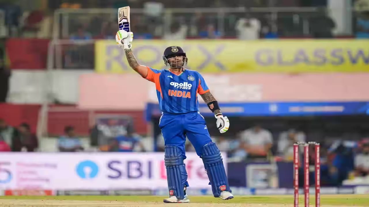 सूर्याने न्यूझीलंड विरुद्ध 30 बॉलमध्ये 210 च्या स्ट्राईक रेटने 63 धावांची वादळी खेळी केली. सूर्याने या खेळीत 6 सिक्स आणि 4 फोर लगावले. (Photo Credit : Bcci)