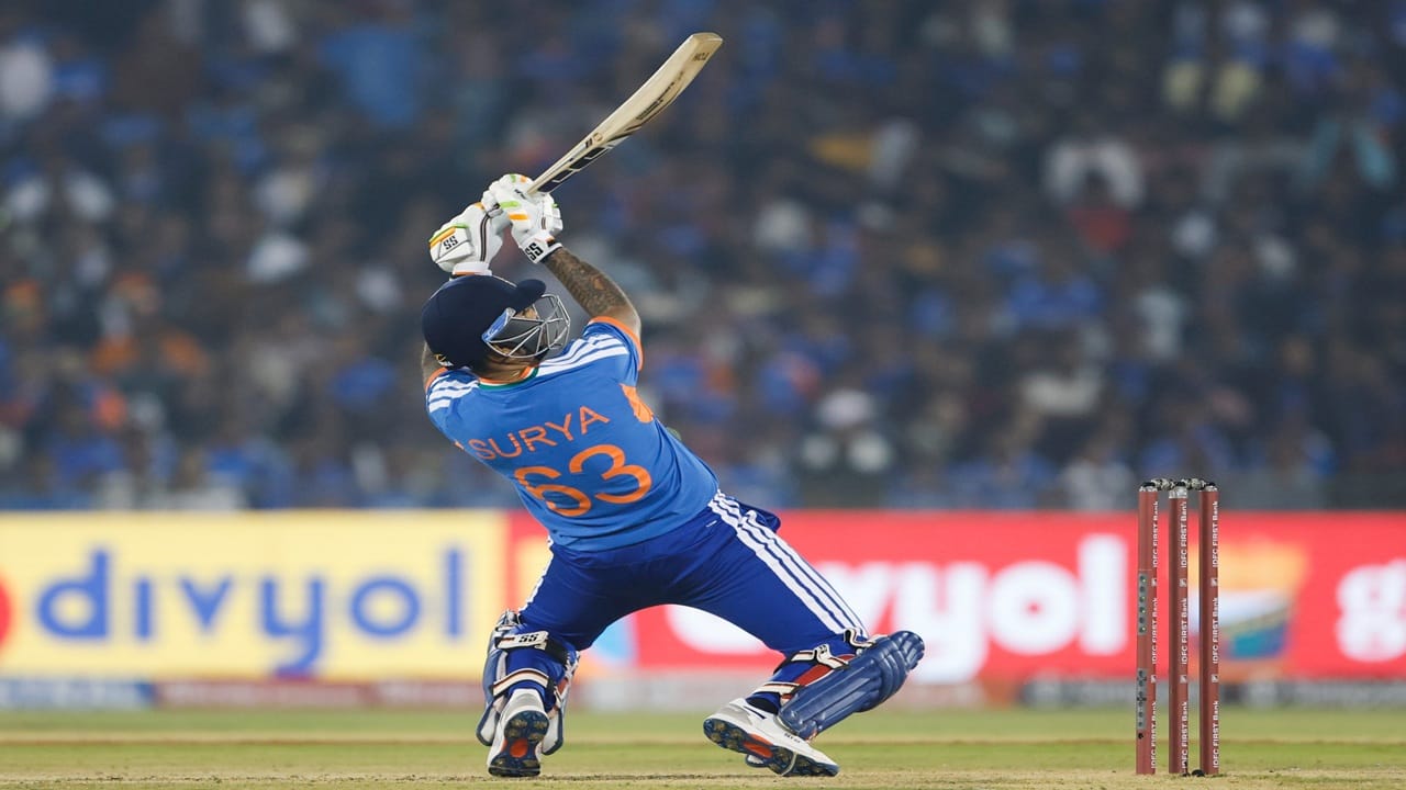 Suryakumar Yadav : सूर्याला अखेर सूर गवसलाच, न्यूझीलंड विरुद्ध 23 चेंडूत वादळी अर्धशतक, रायपूरमध्ये कॅप्टनचा झंझावात Suryakumar Yadav : सूर्याला अखेर सूर गवसलाच, न्यूझीलंड विरुद्ध 23 चेंडूत वादळी अर्धशतक, रायपूरमध्ये कॅप्टनचा झंझावात