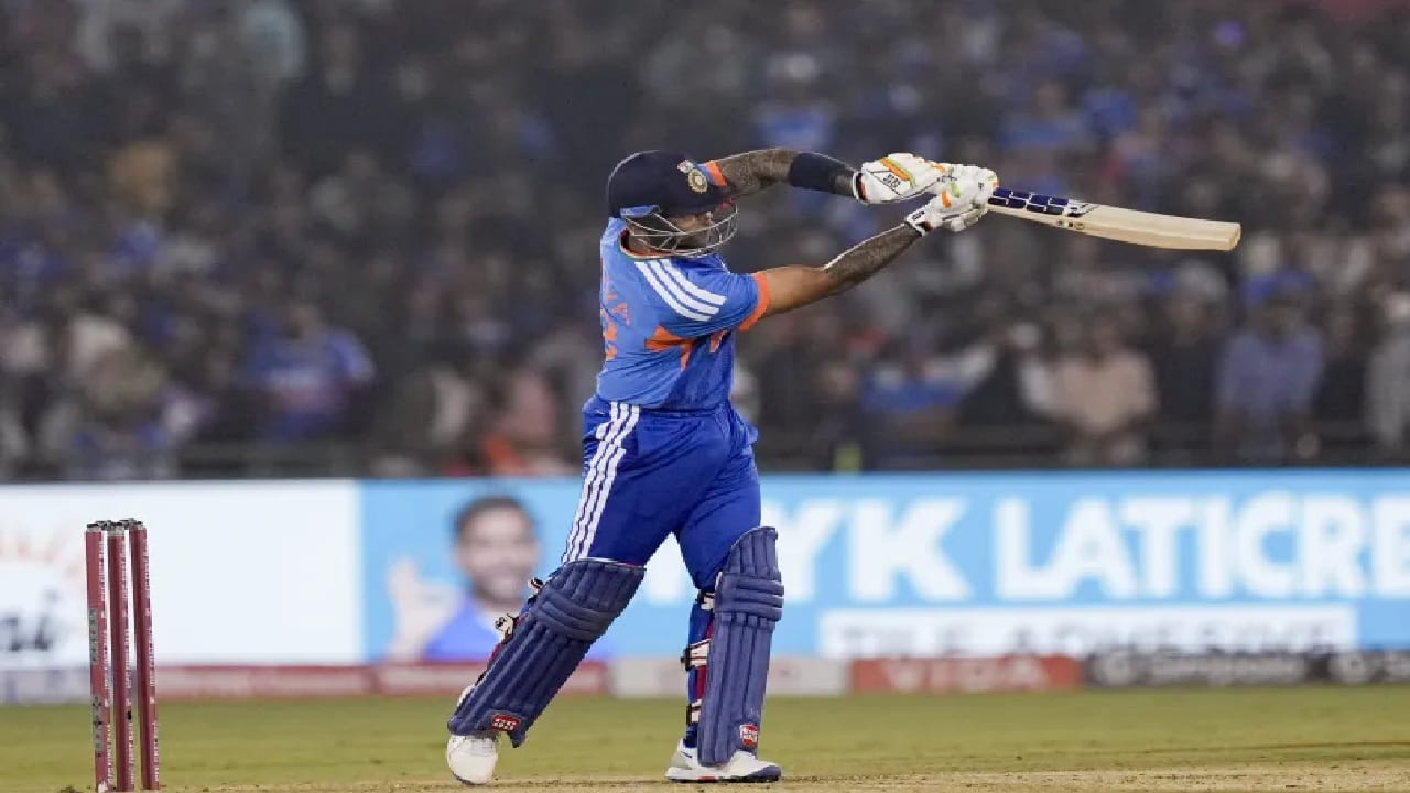 रोहितनंतर या यादीत भारताचा विद्यमान कर्णधार सूर्यकुमार यादव दुसऱ्या स्थानी विराजमान आहे. सूर्याने 38 सामन्यांत 54 षटकार लगावले आहेत. (Photo Credit : PTI)