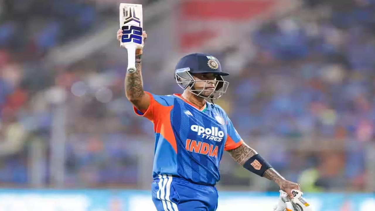 टीम इंडियाचा कर्णधार सूर्यकुमार यादव याने न्यूझीलंड विरूद्धच्या पाचव्या आणि अंतिम टी 20i सामन्यात धमाका केला आहे.  सूर्याने तिरुवनंतरपुरममधील ग्रीन फिल्ड आंतरराष्ट्रीय स्टेडियममध्ये वादळी खेळीसह वर्ल्ड रेकॉर्ड ब्रेक केला आहे. (Photo Credit : Bcci)