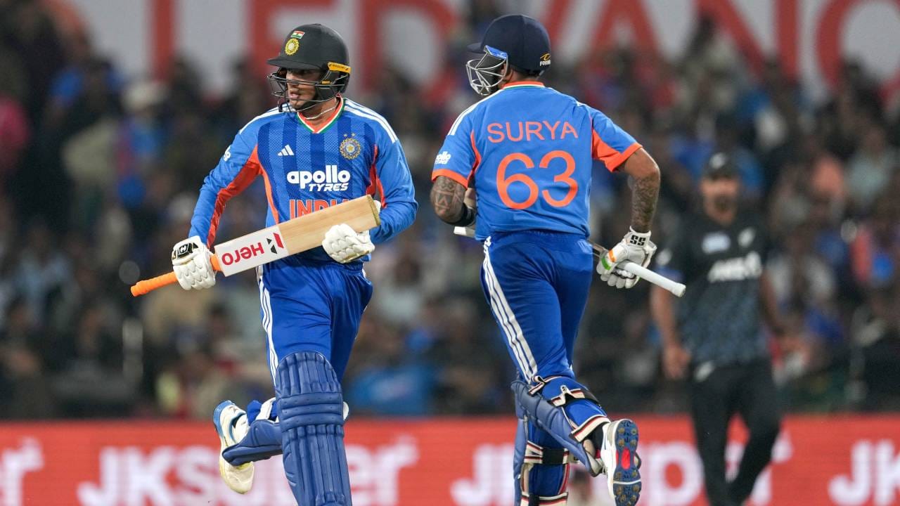 सूर्यकुमार यादवने न्यूझीलंडविरूद्ध 33 किंवा त्यापेक्षा जास्त धावा केल्या तर 3 हजार धावा करणारा 12वा खेळाडू ठरेल. पाकिस्तानचा बाबर आझम पहिल्या स्थानावर असून त्याने 130 डावात 4453 धावा केल्या आहेत. तर रोहित शर्माने 151 डावात 4231 धावा, विराट कोहलीने 117 डावात 4188 धावा केल्यात. (Photo- BCCI Twitter)