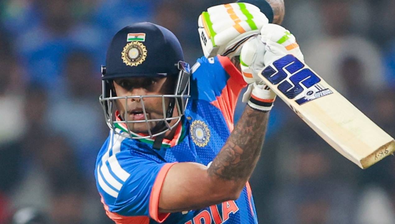 सूर्यकुमार यादवने नाणेफेकीचा कौल होताच शतक ठोकलं. हे शतक धावांचं नाही तर टी20 आंतरराष्ट्रीय सामन्यांचं आहे. रोहित शर्मा, विराट कोहली आणि हार्दिक पांड्यानंतर 100 आंतरराष्ट्रीय टी20 सामना खेळणारा चौथा भारतीय खेळाडू ठरला. (Photo- BCCI Twitter)