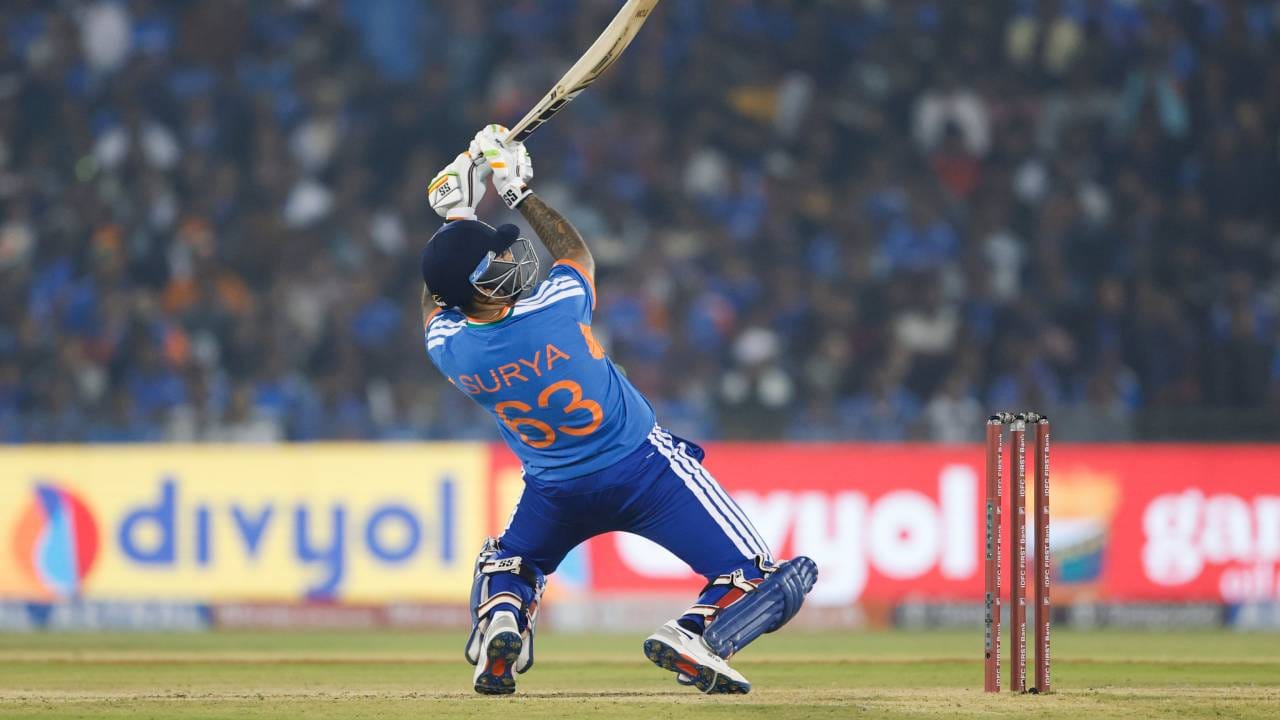 सूर्यकुमार यादव 103 टी20 आंतरराष्ट्रीय सामने खेळला आहे. यात त्याने 97 डावात 2967 धावा केल्या आहेत. त्याला आता 3 हजारांचा टप्पा गाठण्यासाठी 33 धावांची गरज आहे. (Photo- BCCI Twitter)