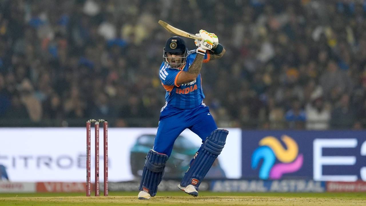 वर्ल्ड क्रिकेटमध्ये आतापर्यंत 11 खेळाडूंनी टी20 आंतरराष्ट्रीय क्रिकेटमध्ये 3000 किंवा त्यापेक्षा जास्त धावा केल्या आहे. सूर्यकुमार या यादीत सहभागी होणारा 12वा खेळाडू ठरू शकतो. (Photo- BCCI Twitter)