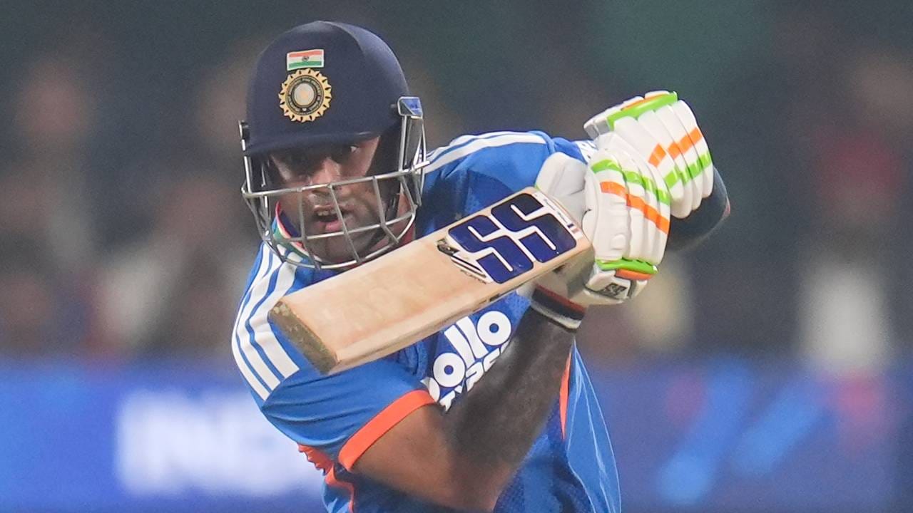 भारत आणि न्यूझीलंड यांच्यातील शेवटचा टी20 सामना तिरुवनंतपुरम येथे होत आहे. टी20 वर्ल्डकप स्पर्धेत उतरण्यापूर्वी तयारीसाठी भारताचा हा शेवटचा सामना असणार आहे. इतकंच काय तर सूर्यकुमार यादवला 12वा खेळाडू होण्याची शेवटी संधी आहे. (Photo- BCCI Twitter)