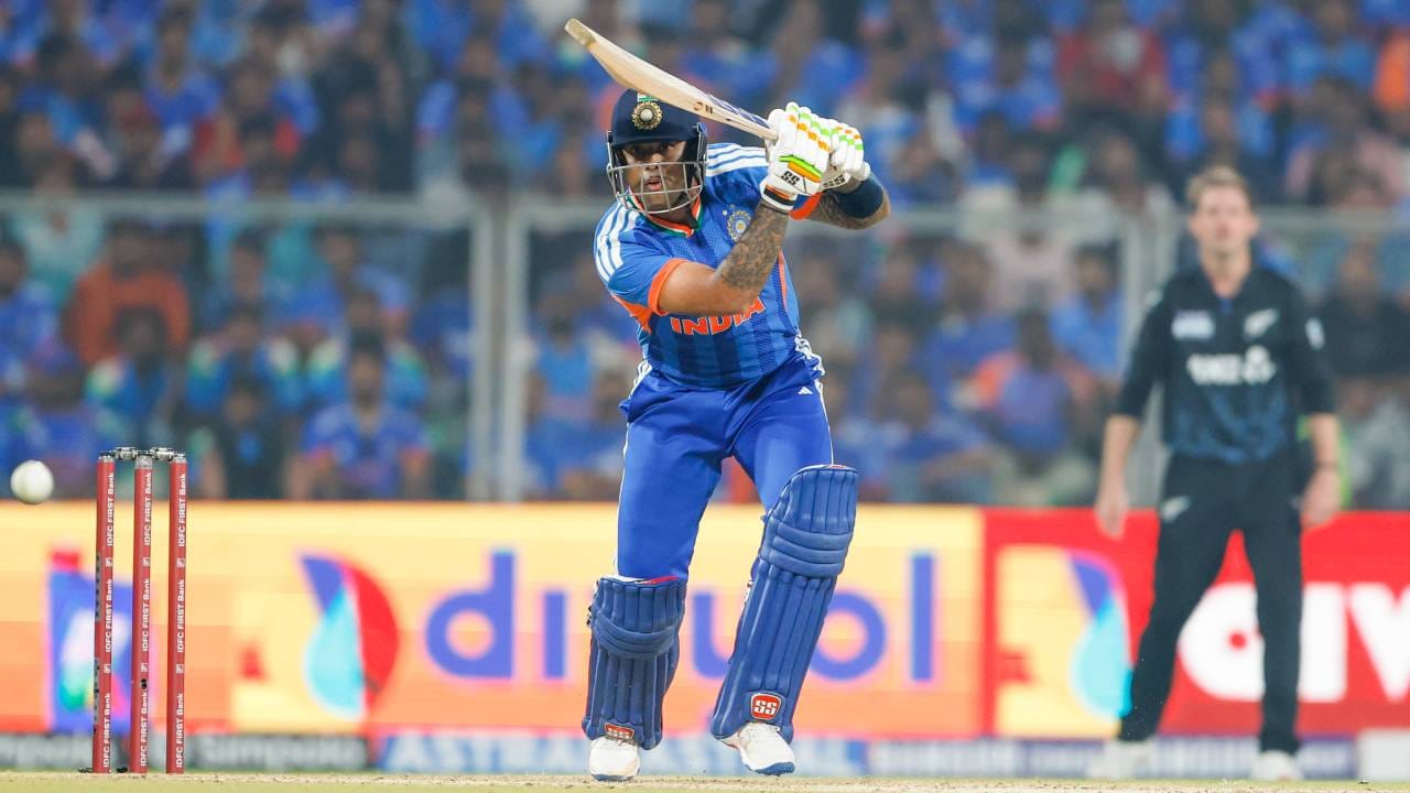 टी20 वर्ल्डकप 2026 स्पर्धेपूर्वीच्या चाचणी परीक्षेत टीम इंडिया पास झाली आहे. टी20 मालिकेत न्यूझीलंडला 4-1 ने पराभवाची धूळ चारली.  पाचव्या  टी20 सामन्यात भारताने न्यूझीलंडला 46 धावांनी पराभूत केलं. या सामन्यात भारताने 272 धावांचं लक्ष्य ठेवलं होतं. न्यूझीलंडचा संघ 225  धावा करू शकला. (Photo- BCCI Twitter)