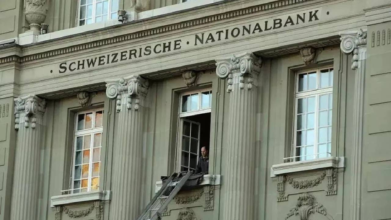 स्वित्झर्लंडची बँक अनेक दशकांपासून मजबूत बँकिंग प्रणाली, कडक नियम, गोपनियतेचा नियम यामुळे जगभरात प्रसिद्ध आहेत. जगभरातील अनेक श्रीमंत लोकांची येथील अनेक बँकेत खाती आहेत. याठिकाणी जगभरातील पुढारी पैसा लपवतात असे मानले जाते. येथील बँकेत पैसा सुरक्षित राहतो असे मानले जाते.