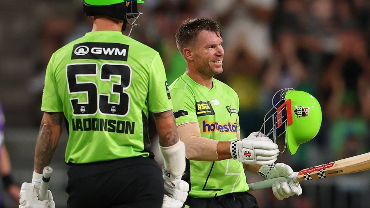 ल्यूक वूडच्या षटक टाकण्यासाठी आला होता. वॉर्नरला पहिल्या तीन चेंडूंवर एकही धाव घेता आली नाही. चौथ्या चेंडूवर वॉर्नरला फक्त एक धाव मिळाली. पाचव्या चेंडूवर मॅकअँड्रयूने चौकार मारला. पण तोपर्यंत खूप उशीर झाला होता. शेवटच्या चेंडूवर एक धाव आली आणि सिडनी थंडरने 6 धावांनी सामना गमावला. (Photo- Sydney Thunder Twitter)