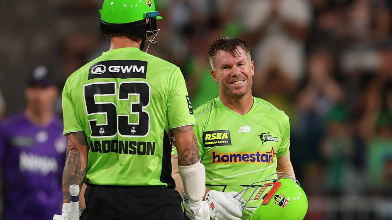 शेवटच्या षटकात सिडनी थंडरला 13 धावांची आवश्यकता होती. वॉर्नर स्ट्राईकवर होता आणि  चांगलाच स्थिरावला होता. तो संघाला विजयाकडे नेईल असे वाटत होते. पण पुढे जे घडले ते सर्वांनाच आश्चर्यचकित करत होते. कारण त्याच्यामुळे पराभवाचं तोंड पाहावं लागलं.  (Photo- Sydney Thunder Twitter)