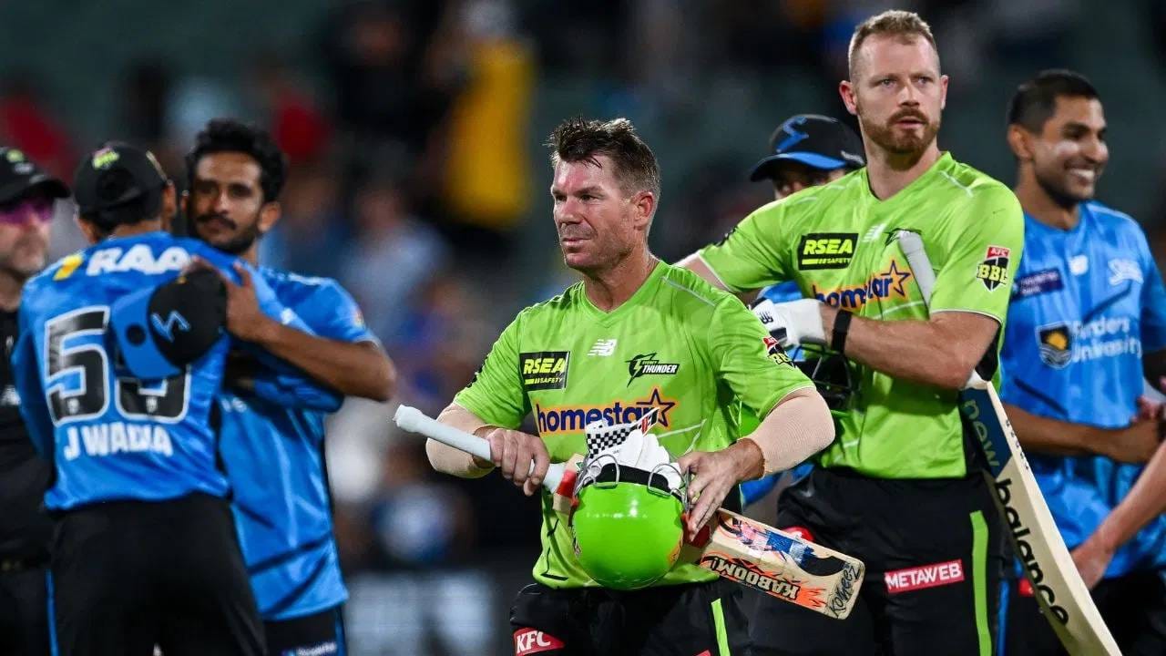 एडलेड येथे झालेल्या सामन्यात सिडनी थंडरला एडलेड स्ट्रायकर्सकडून पराभव पत्करावा लागला . अ‍ॅडलेडच्या 166 धावांच्या लक्ष्याला प्रत्युत्तर देताना सिडनी थंडरने  159 धावा केल्या. अवघ्या 6 धावांनी पराभवाचं तोंड पाहावं लागलं. वॉर्नर आणि मॅथ्यू जिल्क्सने 10 षटकांत 73 धावा करत दमदार सुरुवात केली. पण विजय काही मिळवता आला नाही.   (Photo- Getty)