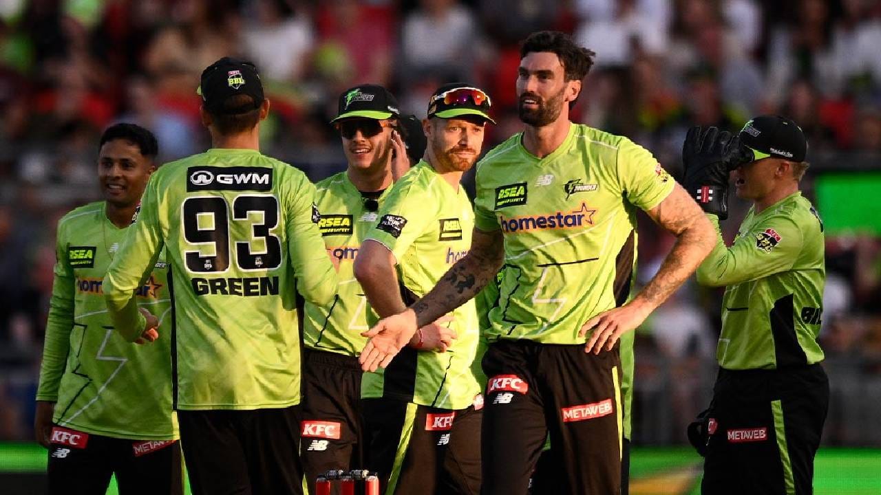 कर्णधार वॉर्नरच्या बॅटमधून निघणाऱ्या धावाही विजयासाठी पुरेशा नाहीत, असं दिसत आहे. संघाच्या सातव्या सामन्यातही हीच स्थिती राहिली. कर्णधार वॉर्नरने सुरुवातीपासून शेवटपर्यंत आपली कामगिरी कायम ठेवली. पण शेवटच्या षटकात सलग तीन चेंडू वाया घालवले. (Photo- Sydney Thunder Twitter)