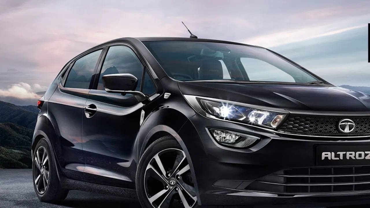 टाटा मोटर्सने काही महिन्यांपूर्वी प्रीमियम हॅचबॅक अल्ट्रोज अपडेट केले आहे. महत्वाची गोष्ट म्हणजे टाटा अल्ट्रोज ही कार भारतातील एकमेव हॅचबॅक कार आहे.