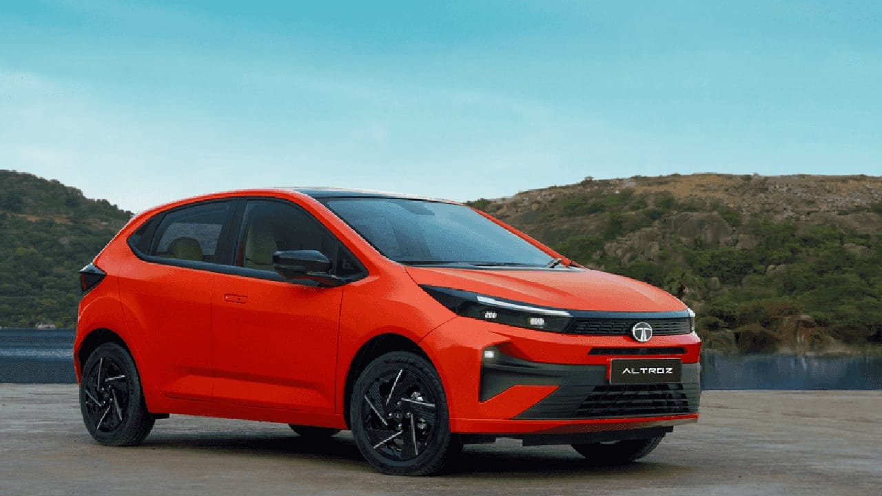 यामध्ये अल्ट्रोज प्युअर आणि क्रिएटिव्ह हे दोन्ही मॉडेल्स सनरुफमध्ये उपलब्ध आहेत. यासह क्रिएटिव्ह मॉडेल्समध्ये डिझेल एएमटी देखील आहे.