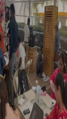 हॉटेल ताजमध्ये नगरसेवकांची एकमेकांशी चर्चा.