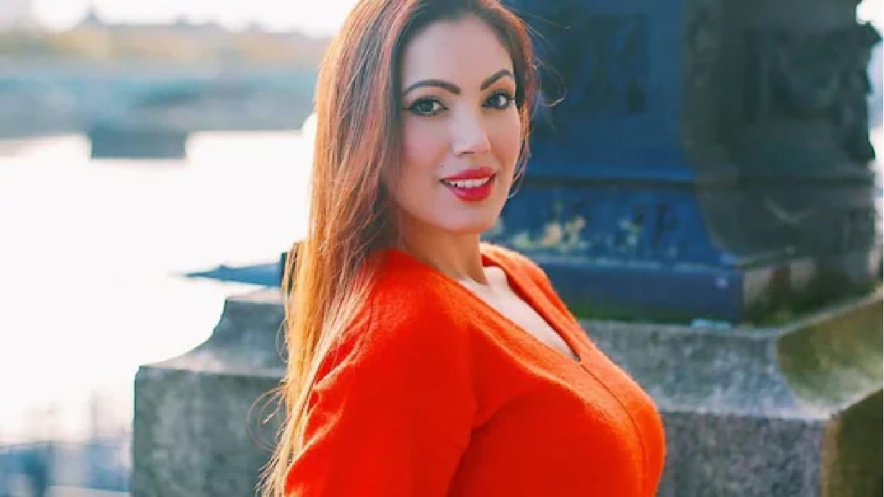 तिने अभिनेता अमित भट्ट यांना आपला खास मित्र असल्याचे सांगितले. अमित भट्ट हे मालिकेमध्ये चंपकलाल गडा म्हणजेच जेठालालच्या वडिलांची भूमिका साकारतात.