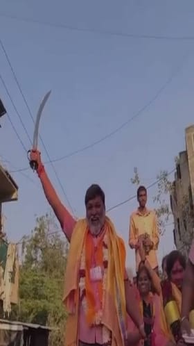 विजयानंतर उमेदवार तलवार मिरवत असल्याचा प्रकार.