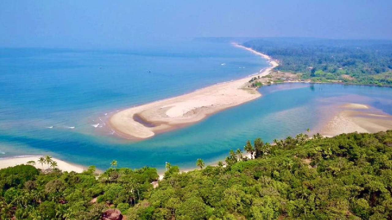 तारकर्ली बीच कोकणातील सुंदर आणि स्वच्छ समुद्रकिनाऱ्यांपैकी एक आहे. येथे वेगवेगळ्या प्रकारचे मासे तुम्हाला बघायला मिळतात. 