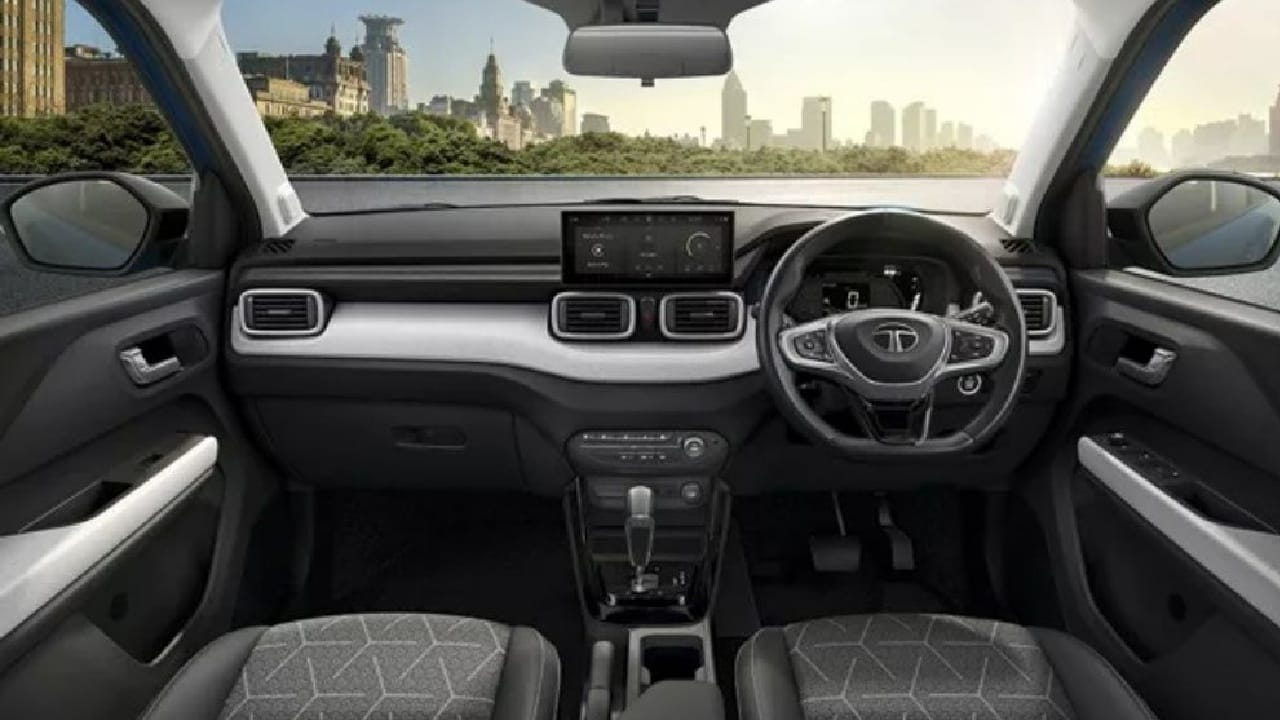 आम्ही ज्या कारबद्दल तुम्हाला बोलत आहोत, त्या कारचे लाखो चाहते आहेत. कारण ही कार दमदार डिझाइन, उत्कृष्ट सेफ्टी आणि जास्त मायलेज देणारी आणि छोट्या कुटुंबासाठी परवडणारी कार आहे. 