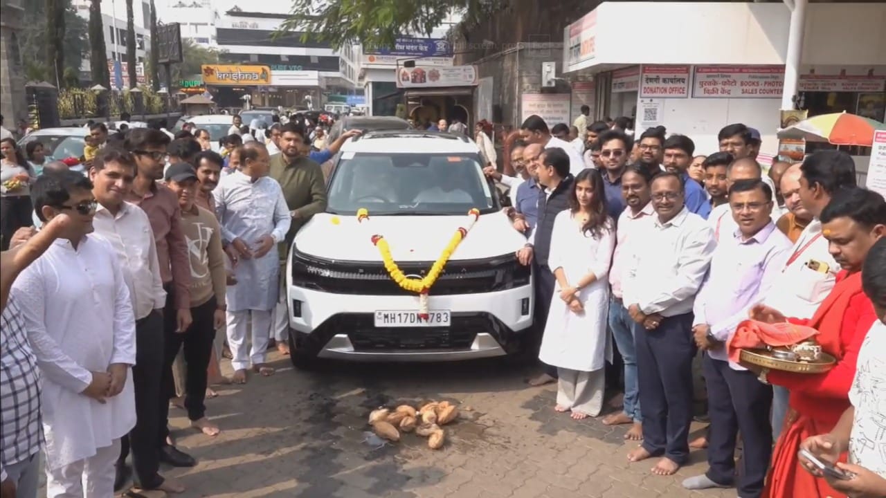 टाटा मोटर्सची बहुप्रतिक्षित टाटा सिएरा ही कार बाजारपेठेत विक्रीसाठी उपलब्ध होण्यापूर्वीच तिचे पहिले युनिट साईबाबा संस्थानला देणगी स्वरूपात अर्पण करण्यात आले आहे.