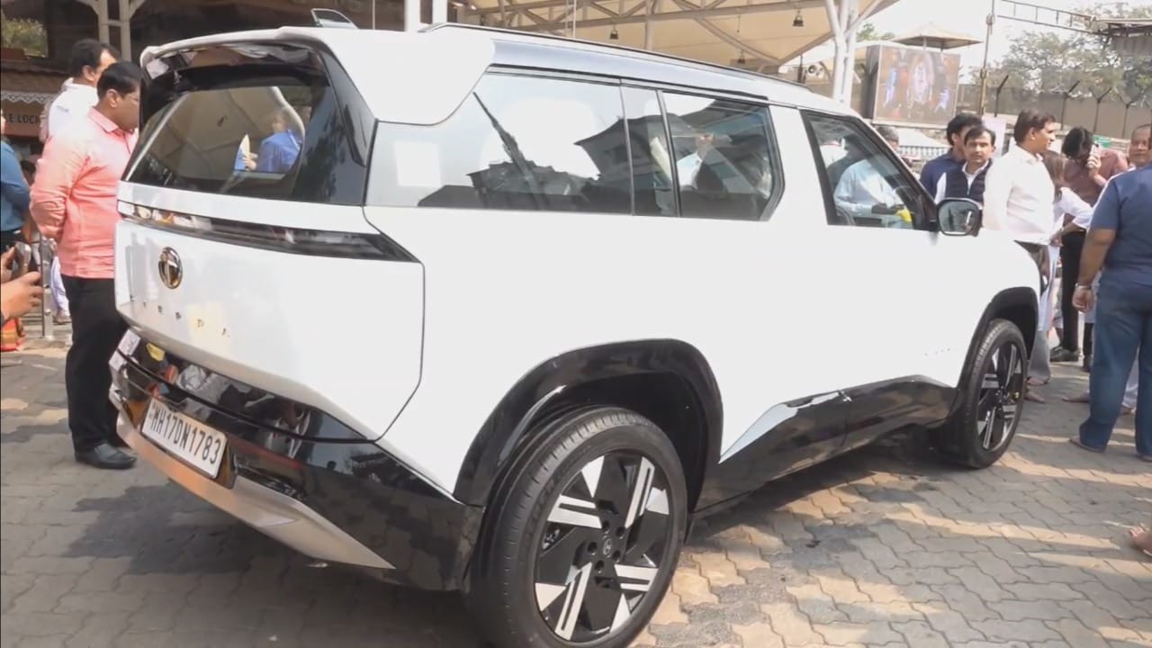 टाटा सिएरा ही गाडी टाटा मोटर्सच्या ताफ्यातील एक प्रीमियम मॉडेल मानली जाते. शिर्डी येथील संस्थानच्या परिसरात हा हस्तांतरण सोहळा पार पडला. यावेळी साईबाबा संस्थानचे मुख्य कार्यकारी अधिकारी गोरक्ष गाडीलकर यांच्या हस्ते आणि टाटा मोटर्सच्या पुणे रिजनमधील विविध डिलर्सच्या उपस्थितीत वाहनाचे विधीवत शास्त्रोक्त पूजन करण्यात आले.